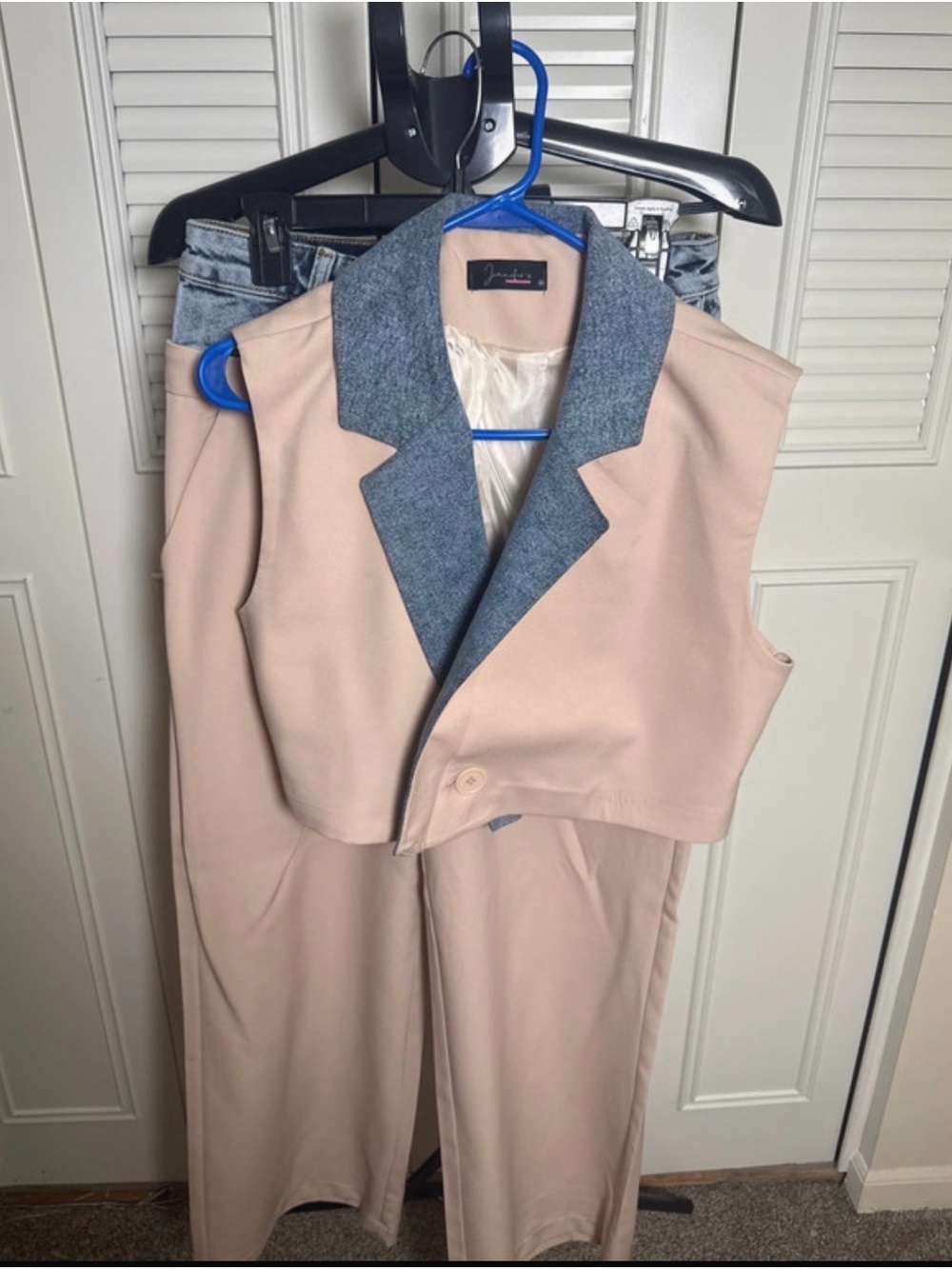 Tailored Beige Two-Piece Suit with Contrasting Gray Collar